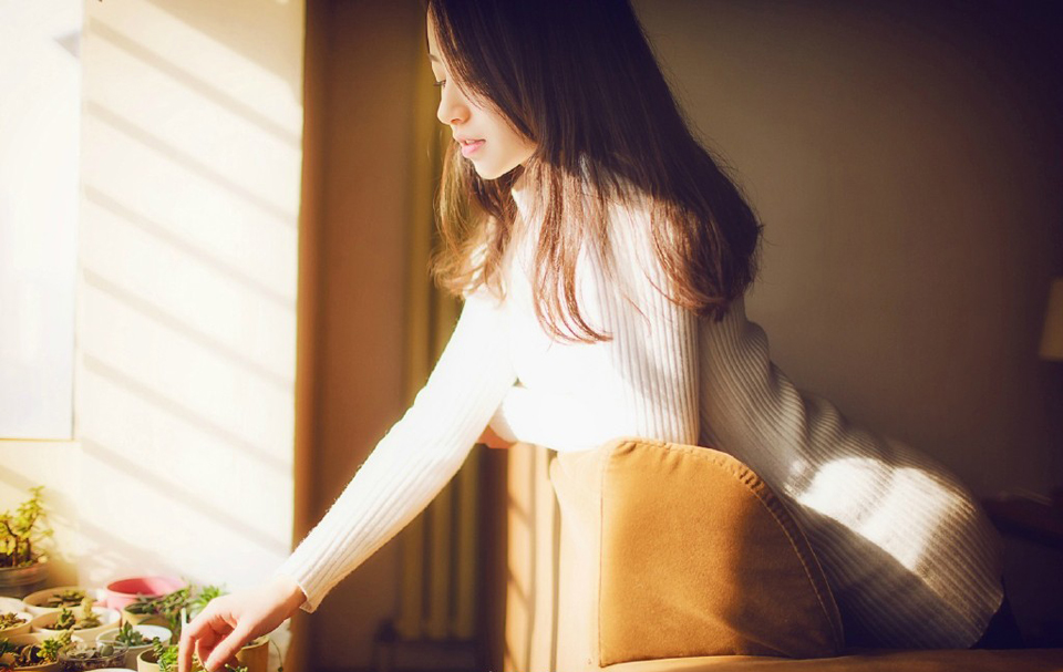 “见过孟达将军。”房间里，哪里有什么刘璋和刘璝夫人的影子，却见一男一女两人见到孟达之后，站起身来，抱了抱拳：“不知事情如何？”